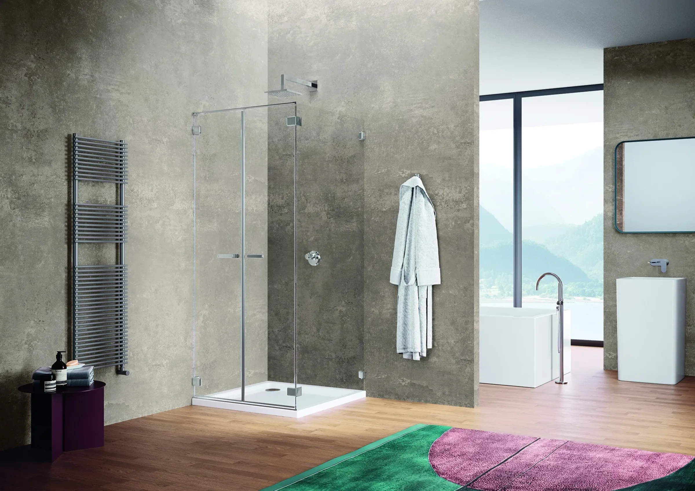 Elegantes Bad mit Glas-Duschabtrennung, Pendeltür und Seitenwand auf weisser Duschwanne