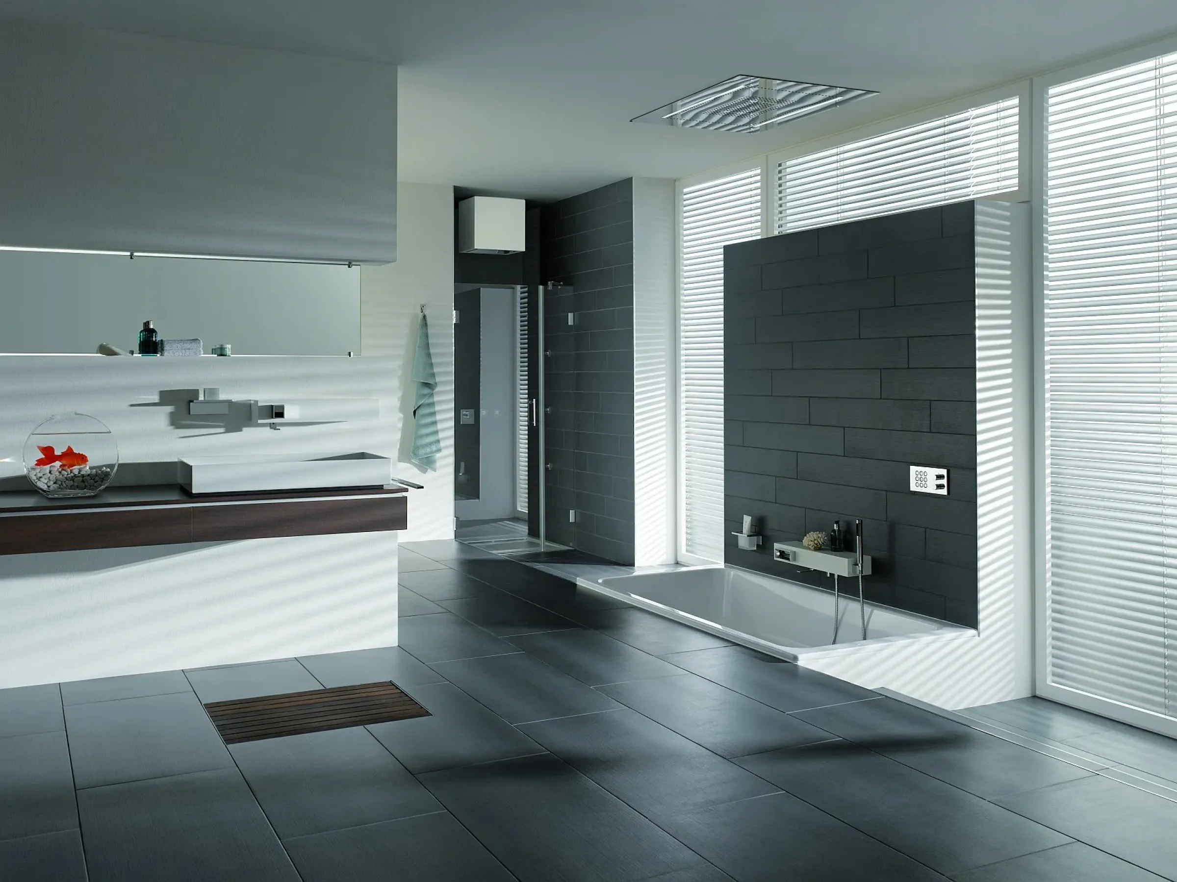 Modernes Bad mit Nischendusche und bodengleicher Dusche neben eleganter Badewanne