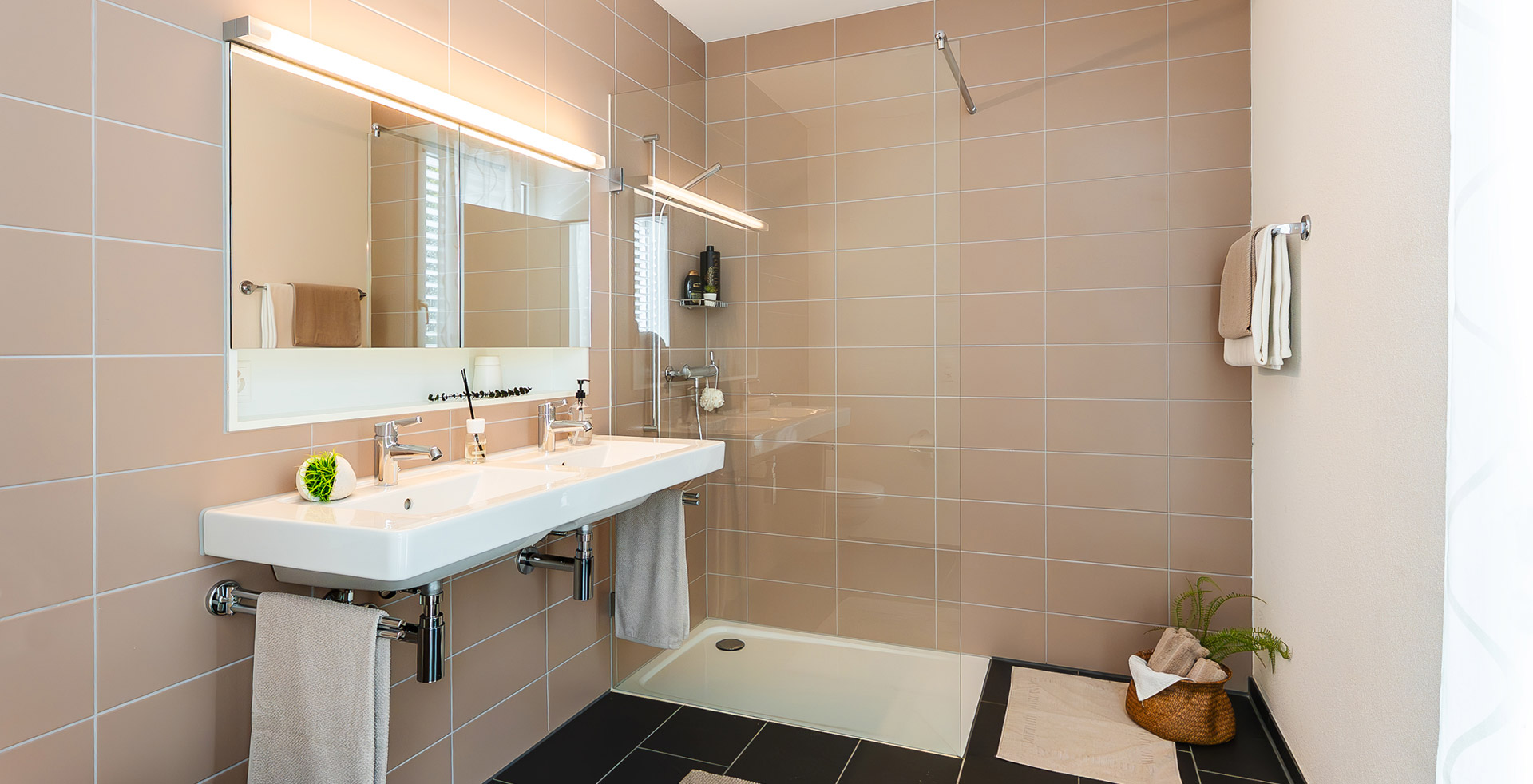 Walk-in-Dusche mit rahmenloser Glaswand am Neuhauserwald